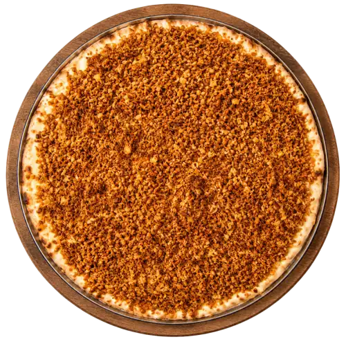 Pizza Costela Crispy vista de cima na tábua de madeira, coberta de costela desfiada, requeijão e cebola crispy