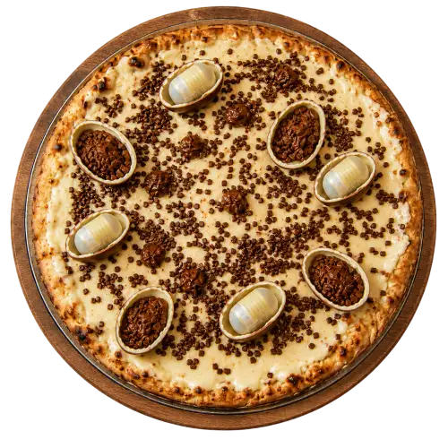 Pizza doce Kinder Ovo® vista de cima na tábua de madeira, com brigadeiro de ninho, granulé de chocolate e metades de Kinder Ovo®